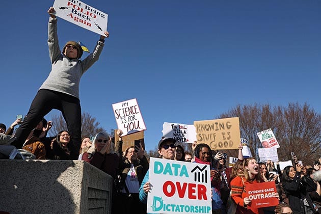 La manifestazione “Stand up for science” del 7 marzo davanti al Lincoln Memorial di Washington, contro i tagli ai fondi per le agenzie federali e agli istituti di ricerca medica